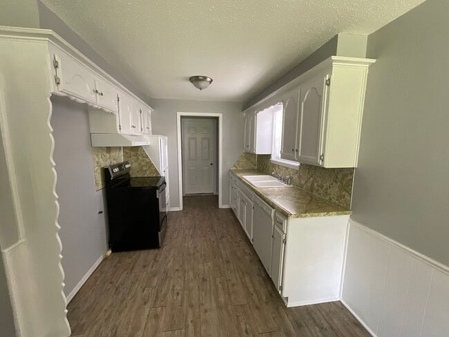 Building Photo - Nice 3bed, 1 1/2 bath. 2 car garage