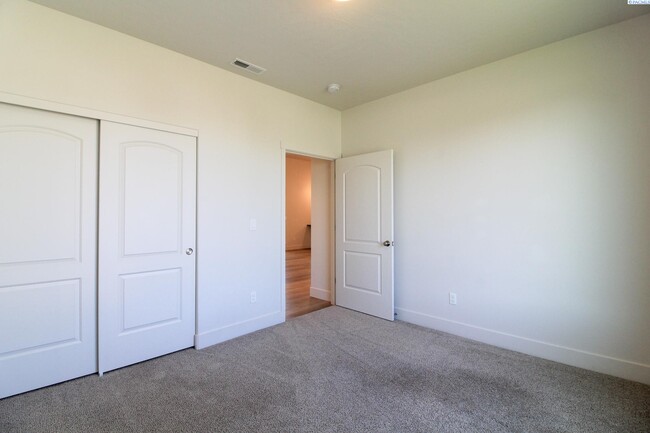 Building Photo - 4 Bed/2 Bath in South Richland Home