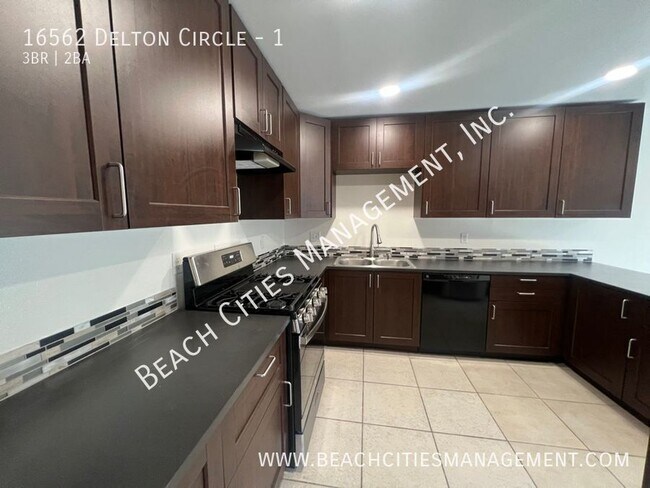 Building Photo - 16562 Delton Cir