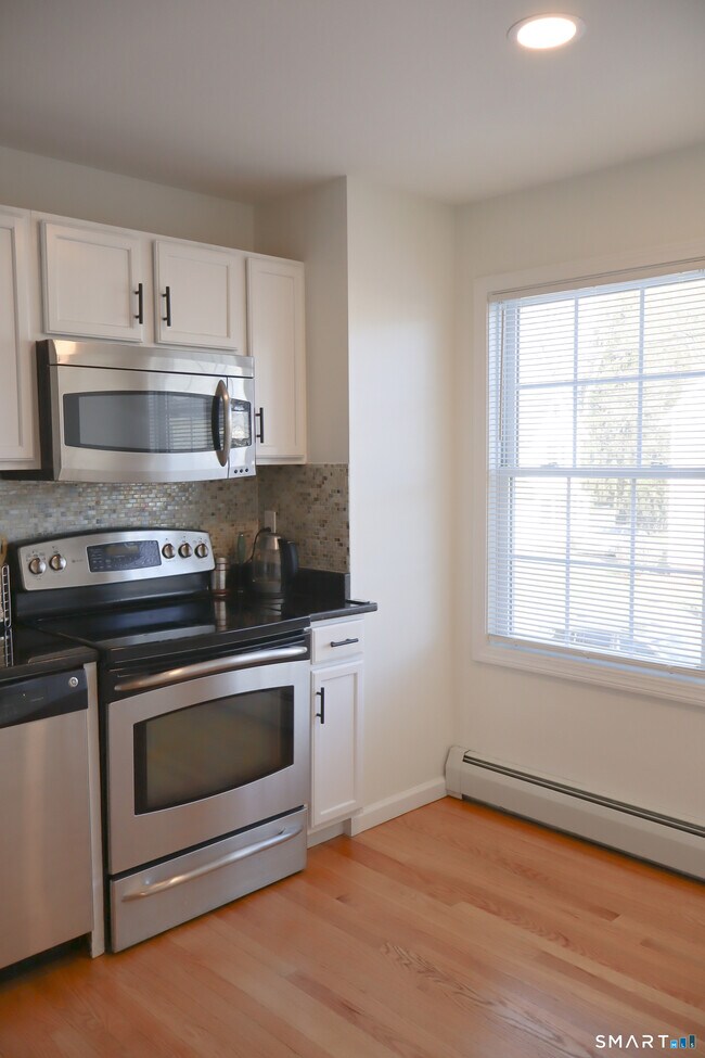 Building Photo - 25 W Silver St