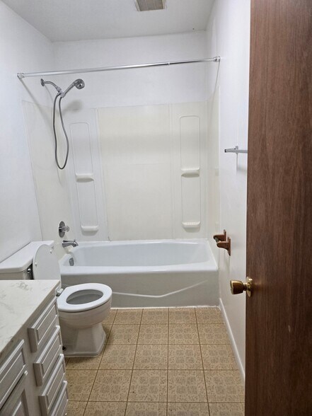 Building Photo - 100 Wyncote Ct