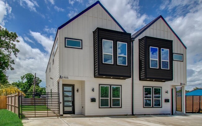 Building Photo - 5905 Crest Ct