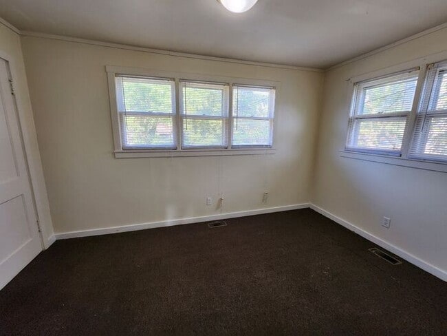 Building Photo - Cute 3 Bedroom Close to Shopping