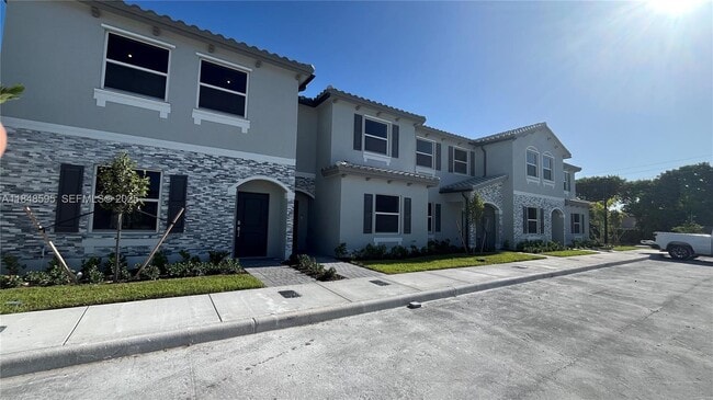 Building Photo - 1178 SE 2nd St