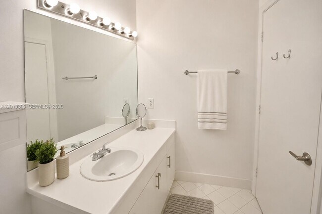 Building Photo - 2078 Madeira Dr