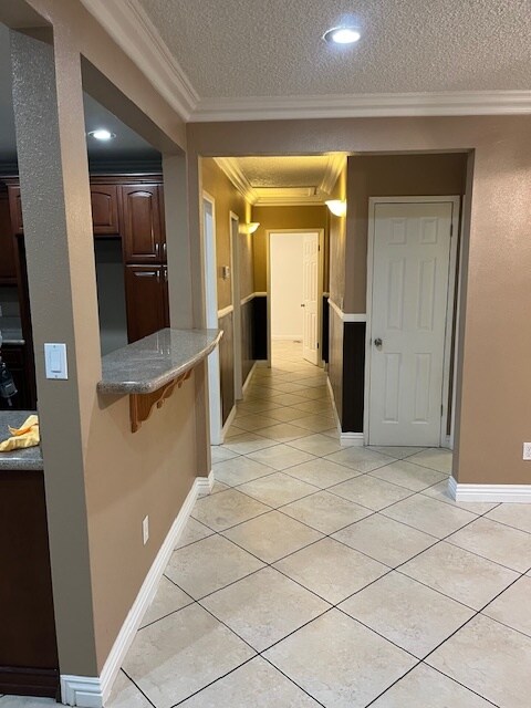 Building Photo - 814 E 6th St