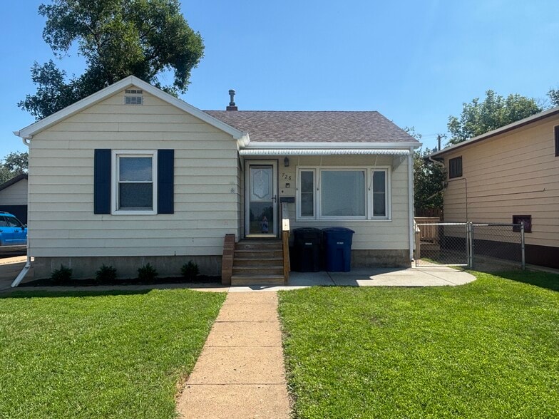 Building Photo - 728 5th Ave W