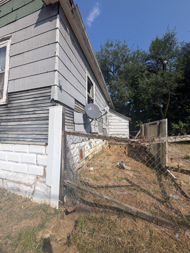 Building Photo - 422 S Louisa St