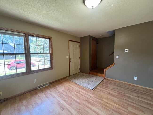 Building Photo - Awesome 3 BR/1 BA End-Unit Townhome in Minneapolis!