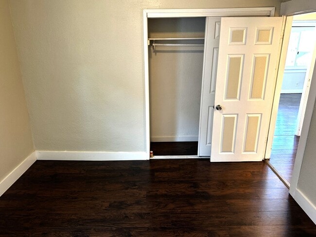 Building Photo - 3 + Beds 2 Baths Home With Large Yard /Was...