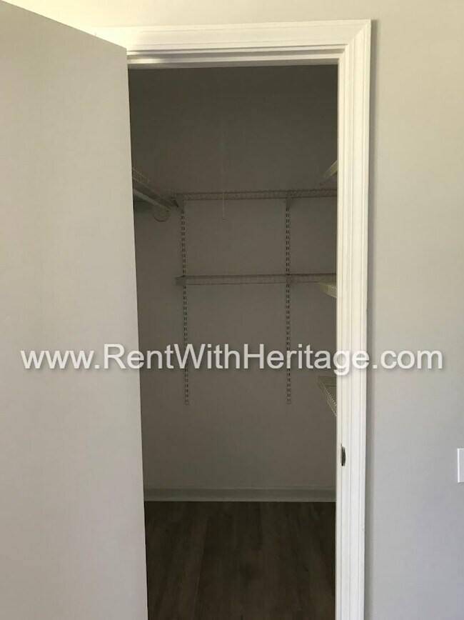 Building Photo - FANTASTIC 2 BEDROOM 1.5 BATH DUPLEX WITH ALL THE UPGRADES / GREAT LOCATION
