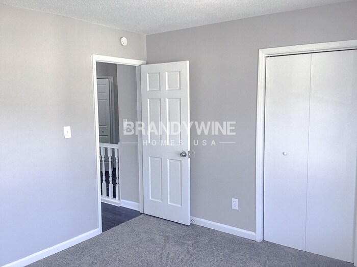 Building Photo - 1577 Linksview Close