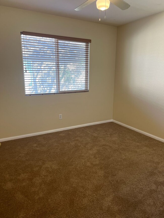 Building Photo - Eastlake Beauty 3 bedroom, 2.5 Bath