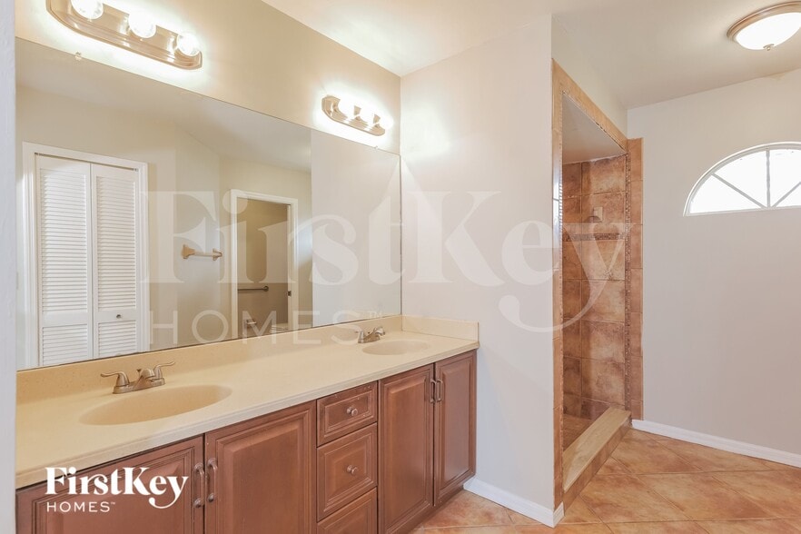 Building Photo - 2301 SE 8th Pl