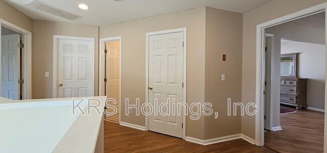 Building Photo - 3136 Sacramento Dr