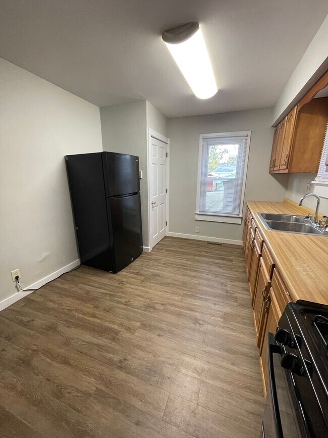 Building Photo - MOVE IN READY!!