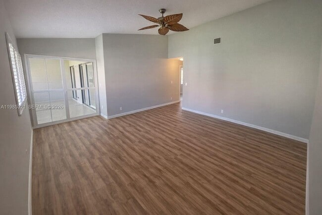 Building Photo - 23 Lexington Ln W