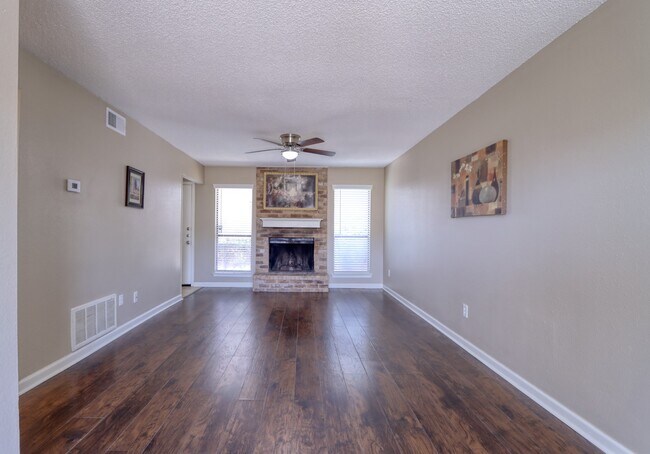 Building Photo - 707 Harbour Town Dr