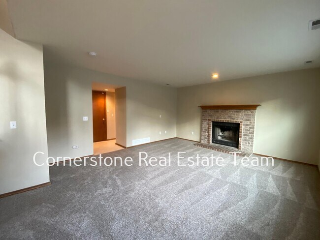 Building Photo - 1345 Coolcrest Dr