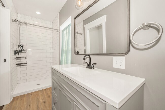 Building Photo - 617 N Maxwell Ave