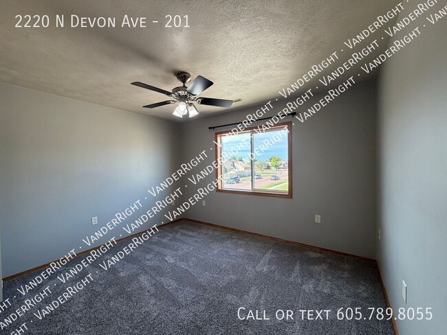 Building Photo - 2220 Devon Ave