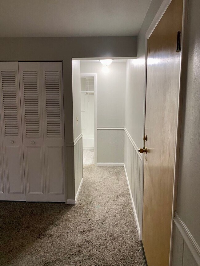 Building Photo - Quaint One Bedroom Apartment