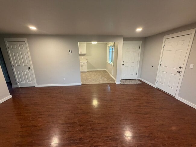 Building Photo - Large Updated 2 Bedroom with New Appliances!