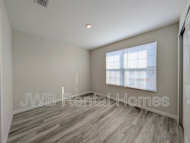 Building Photo - 2342 N Davis St