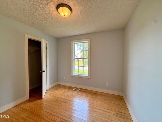 Building Photo - 1000 Meadowgreen Dr