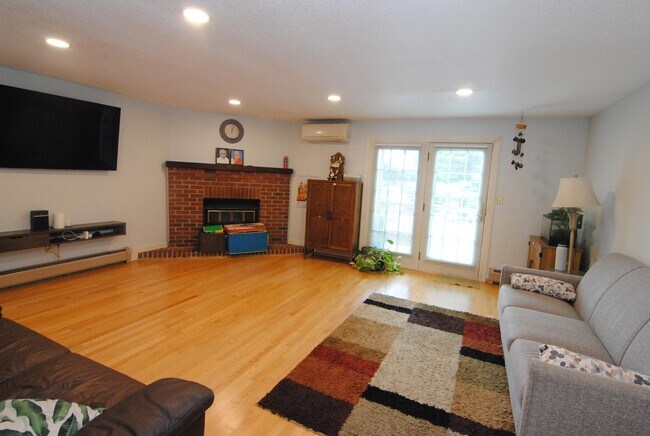 Building Photo - 7 Meadowview Cir