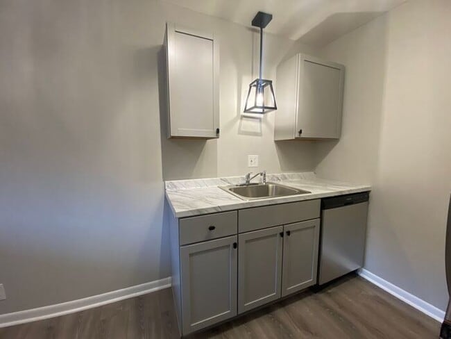 Building Photo - FULLY REMODELED West End Condo!  Convenient to everything!