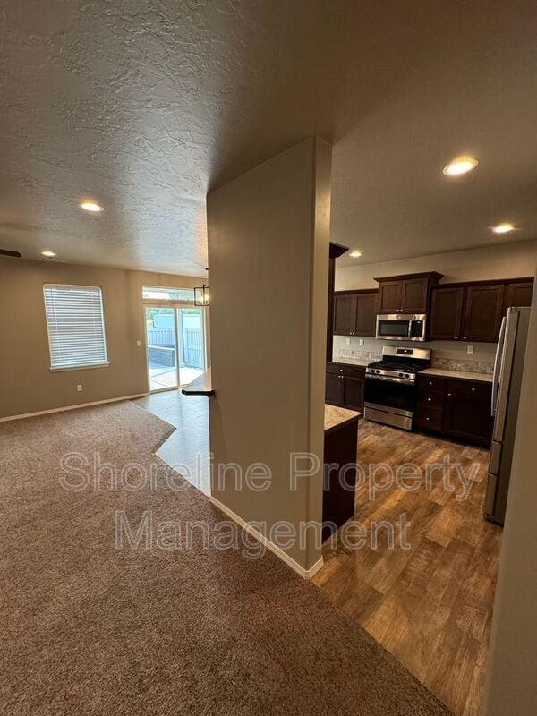 Building Photo - 511 Diamond Lake St