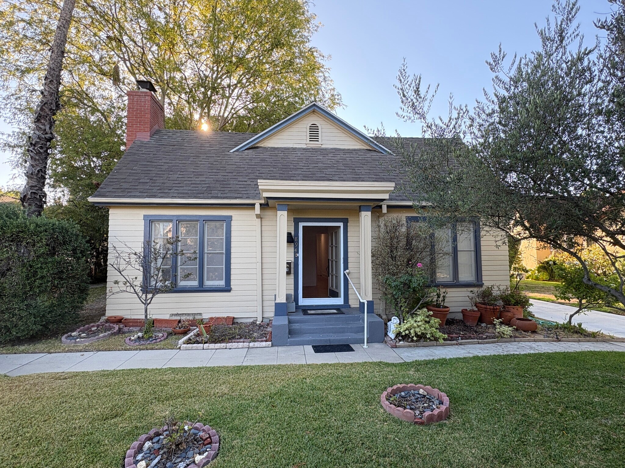 Building Photo - 894 S Los Robles Ave
