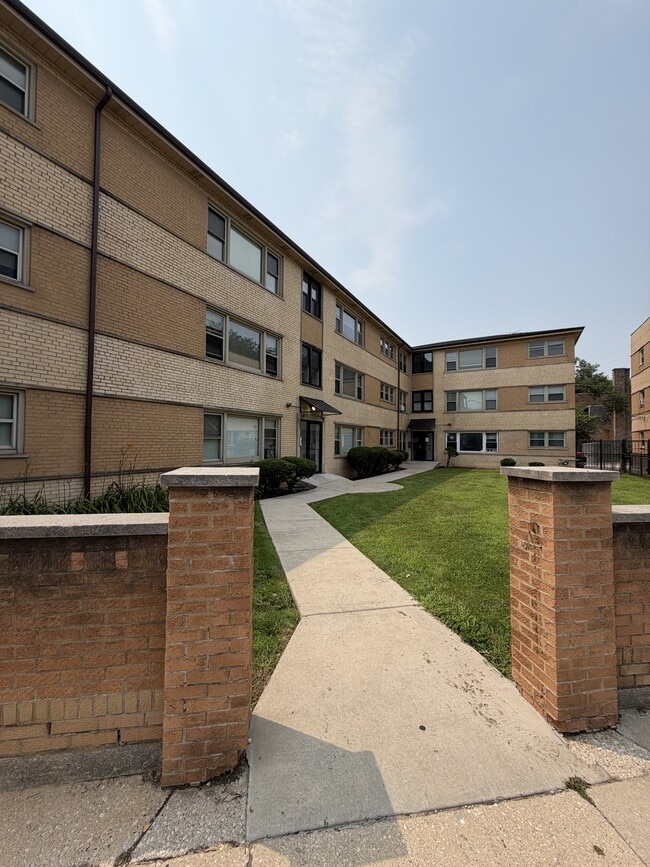 Building Photo - 7810 S Escanaba Ave