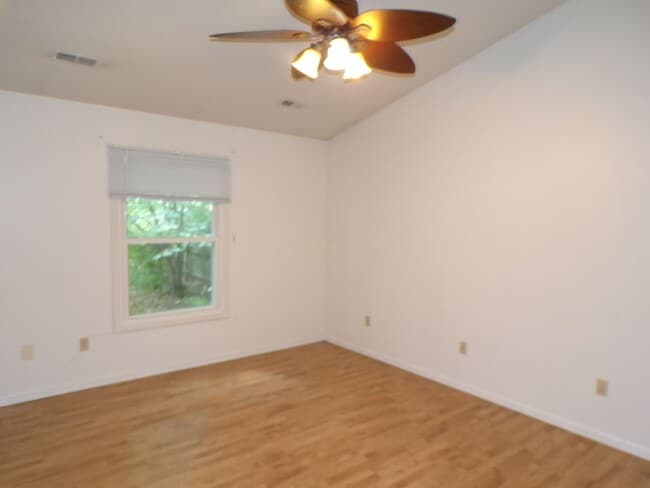 Building Photo - Nice 3 Bedroom 2 Bathroom House In South C...