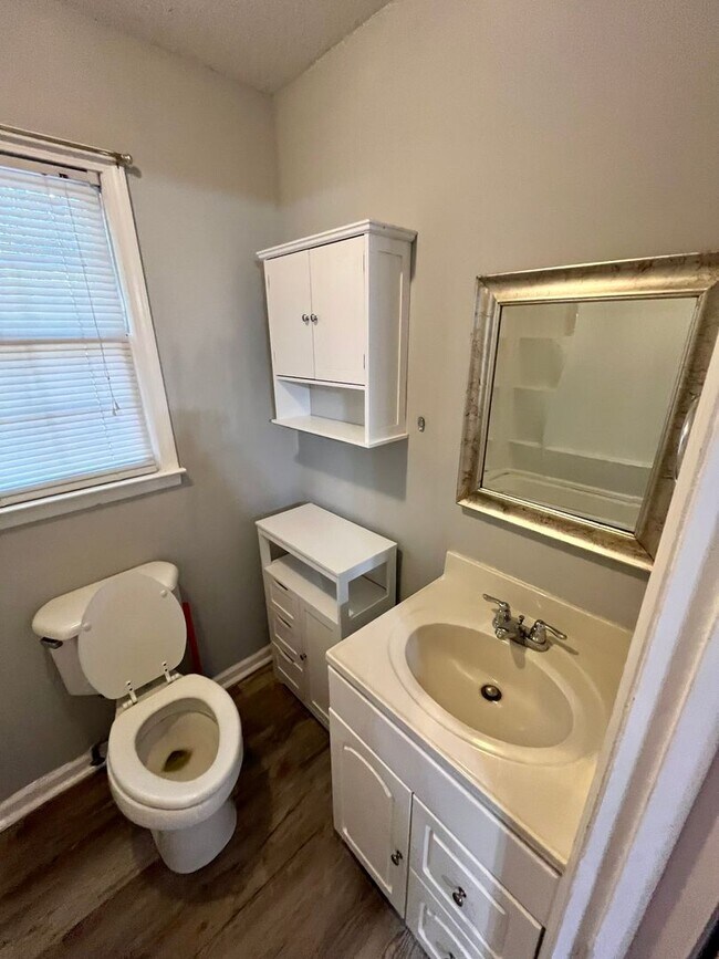 Building Photo - 3 Bed/2 Bath Home