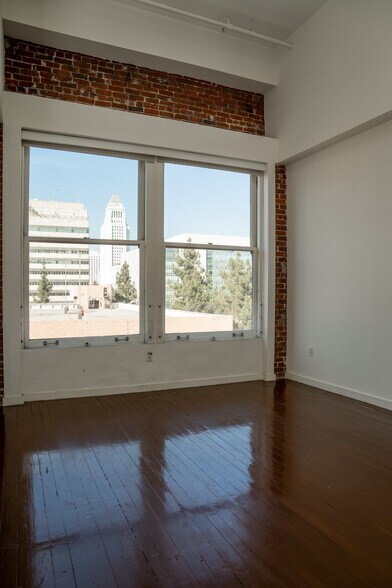 Building Photo - 257 S Spring St