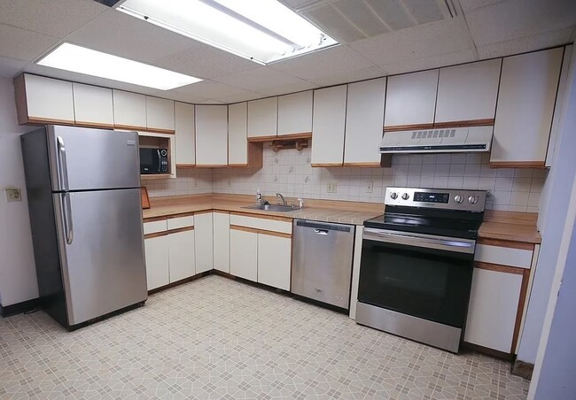 Kitchen - 11 Shadowbrook Ln