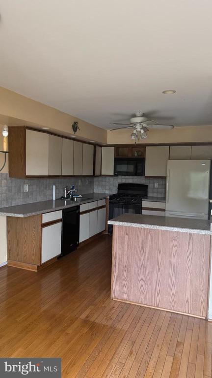 Building Photo - 610 S Cedar Ln
