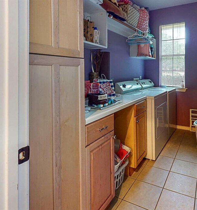 Building Photo - 127 S Abram Cir