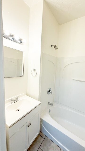 Building Photo - 33RD & COLLEGE AREA - 3 BEDROOM 2 BATH HALF DUPLEX AVAILABLE NOW!