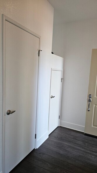 Building Photo - 245 Lakeshore Ct