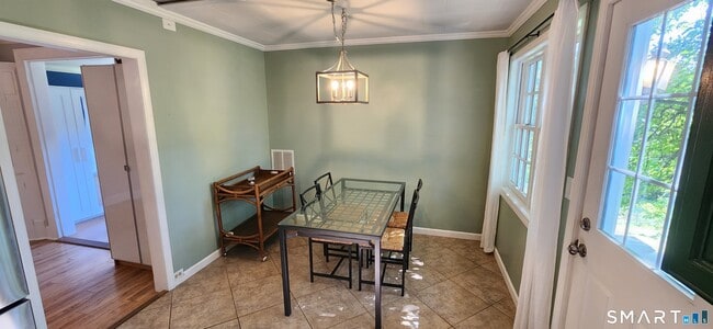 Building Photo - 1555 Byam Rd