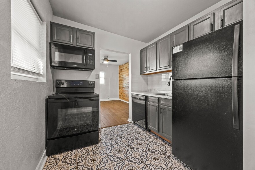 Kitchen - 692 Smith St SW