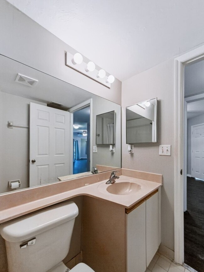 Building Photo - ** COACH HOMES @ BERKSHIRE LAKES ** 2 BED / 2 BATH - 1ST FLOOR CONDO - GARAGE - ANNUAL RENTAL