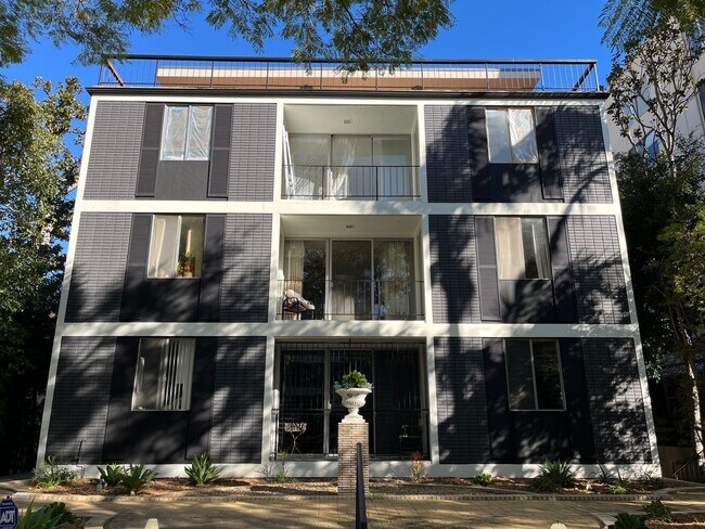 Building Photo - 414 N Palm Dr