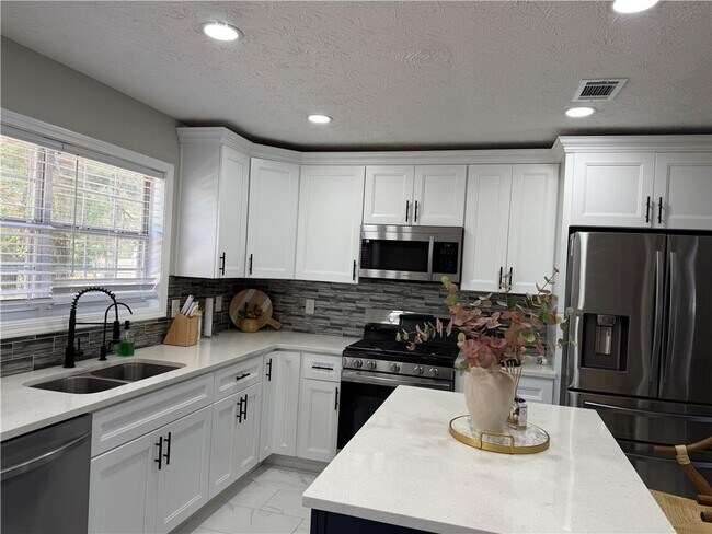 Building Photo - 934 Bay Ridge Dr