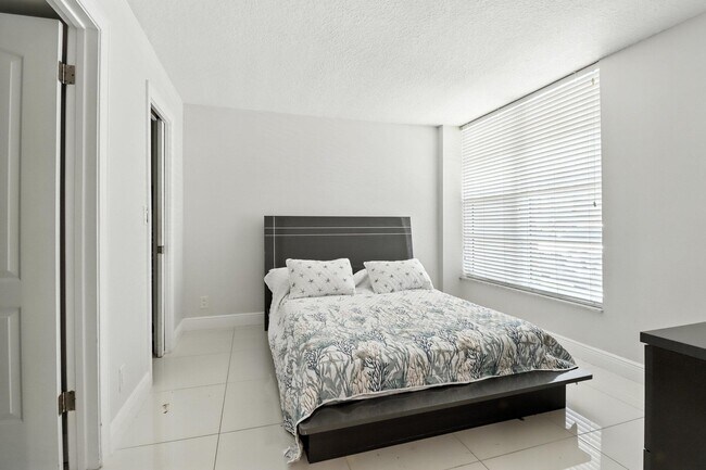 Building Photo - 6 Royal Palm Way