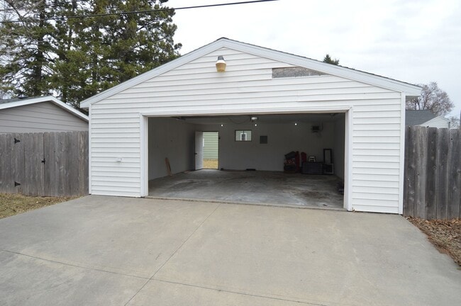 Building Photo - Wonderful 2 Bedroom/2 Bathroom House for Rent