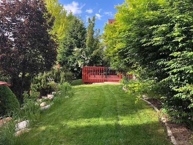 Building Photo - Wonderful 4 Bedroom Home with an Office in...